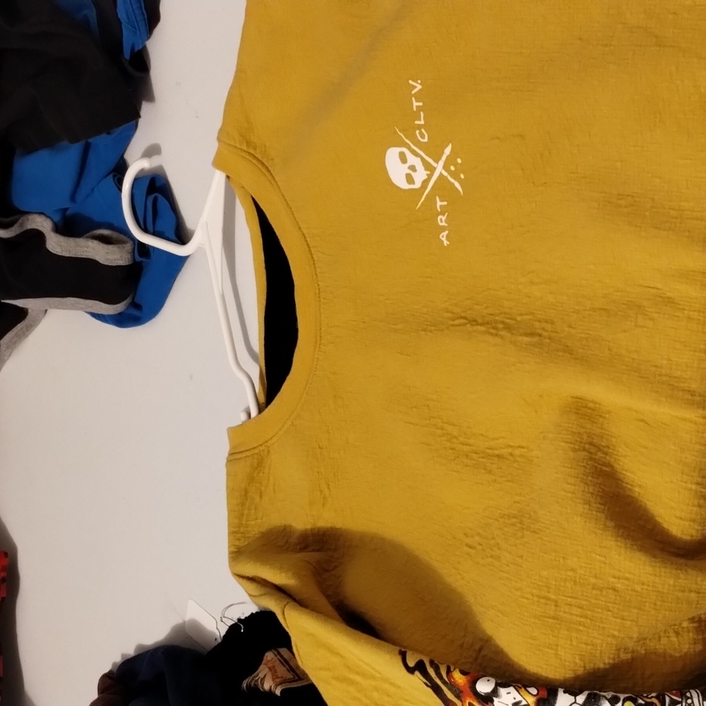 Sullen Art sweatshirt sz XL yellow